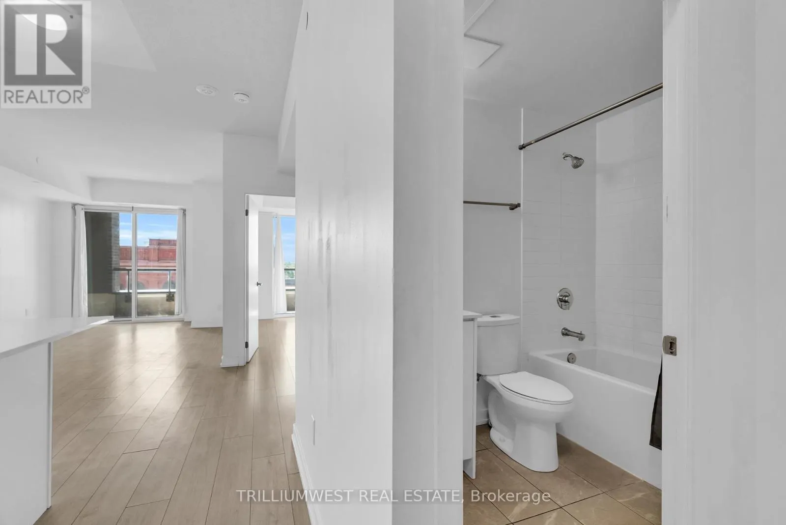 322 - 55 DUKE STREET W