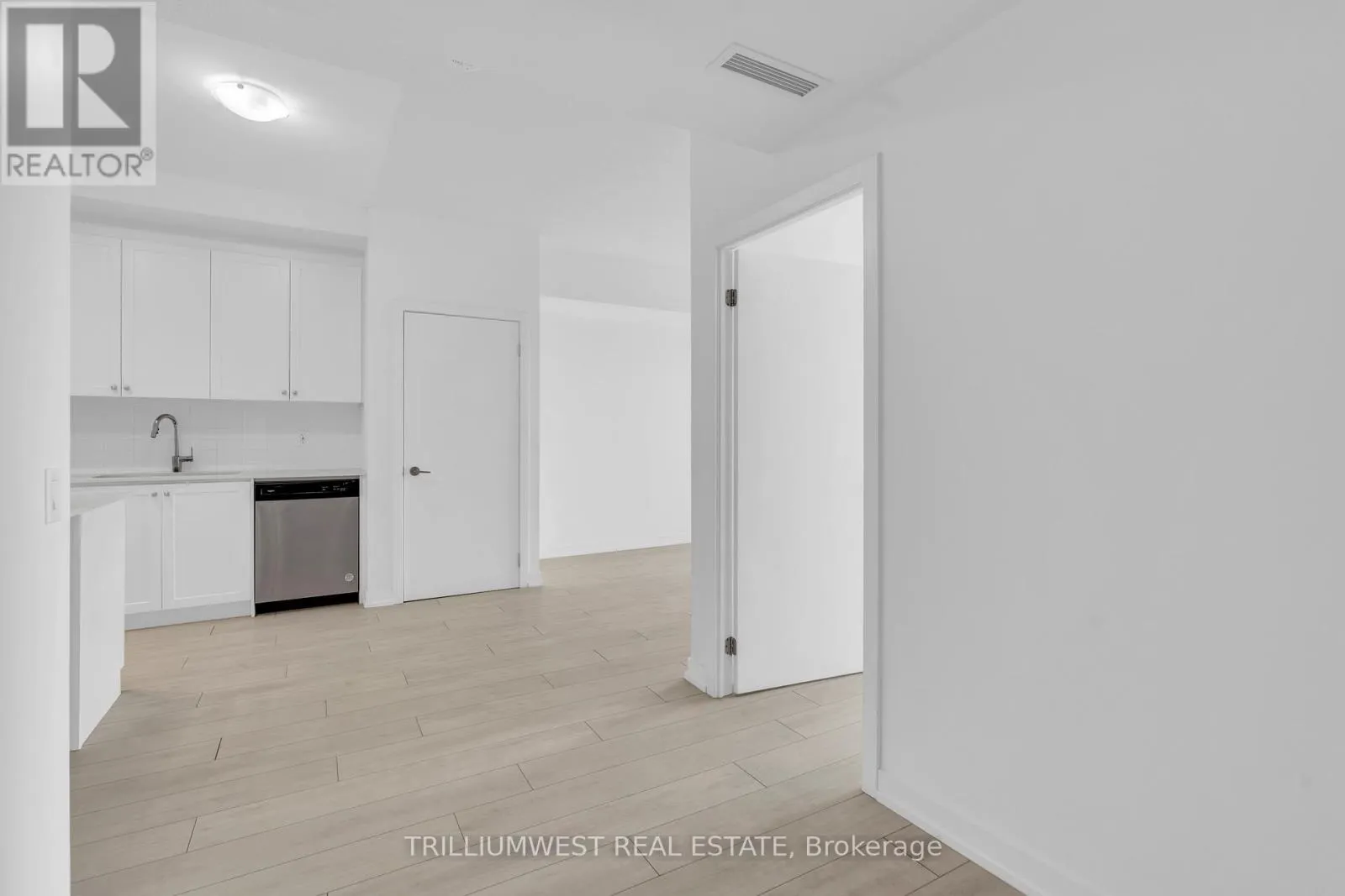 322 - 55 DUKE STREET W
