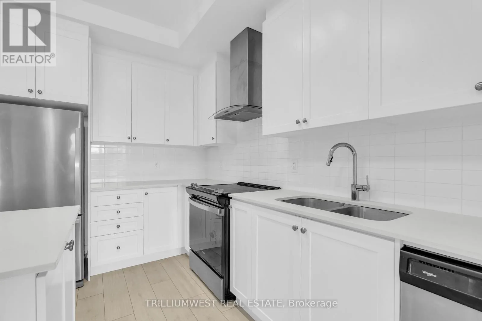 322 - 55 DUKE STREET W