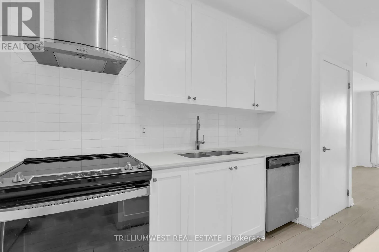 322 - 55 DUKE STREET W