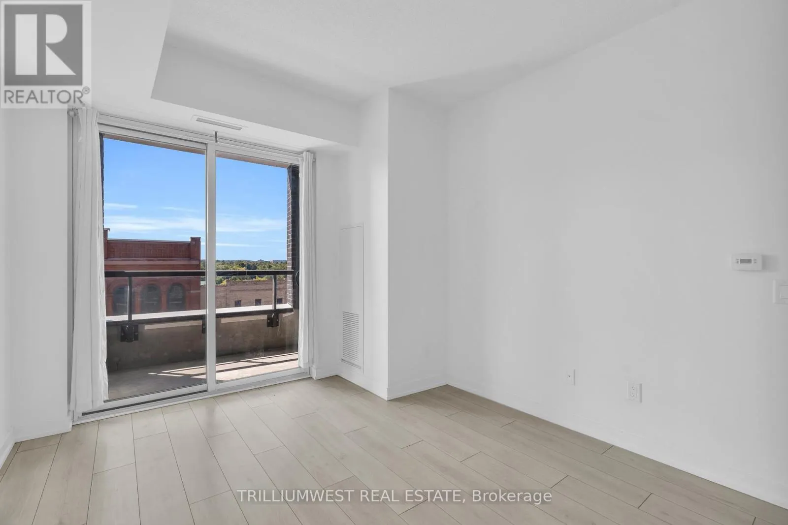 322 - 55 DUKE STREET W