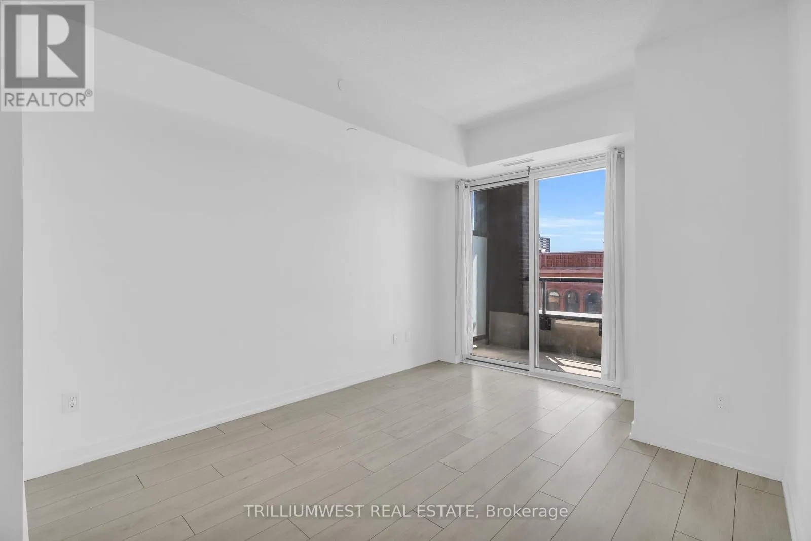 322 - 55 DUKE STREET W