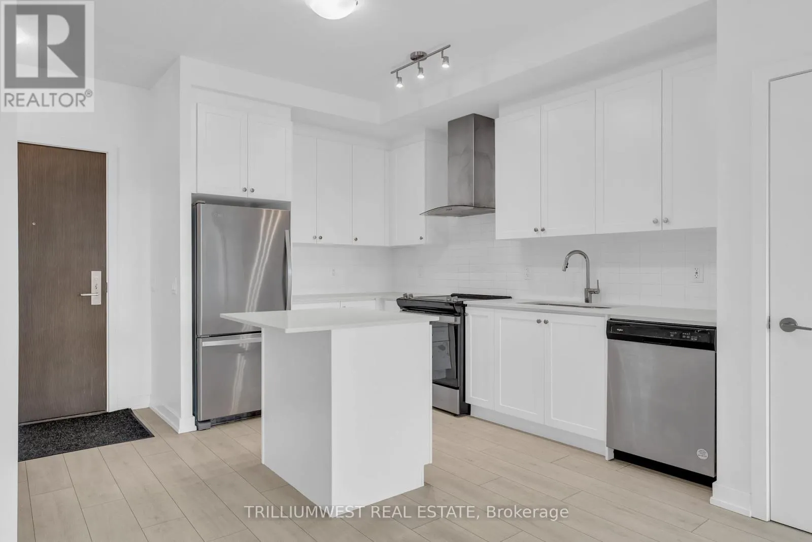 322 - 55 DUKE STREET W