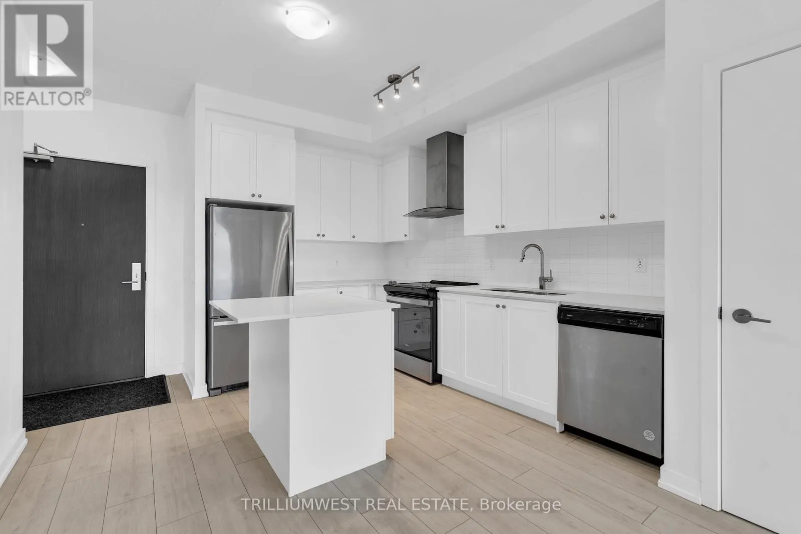 322 - 55 DUKE STREET W