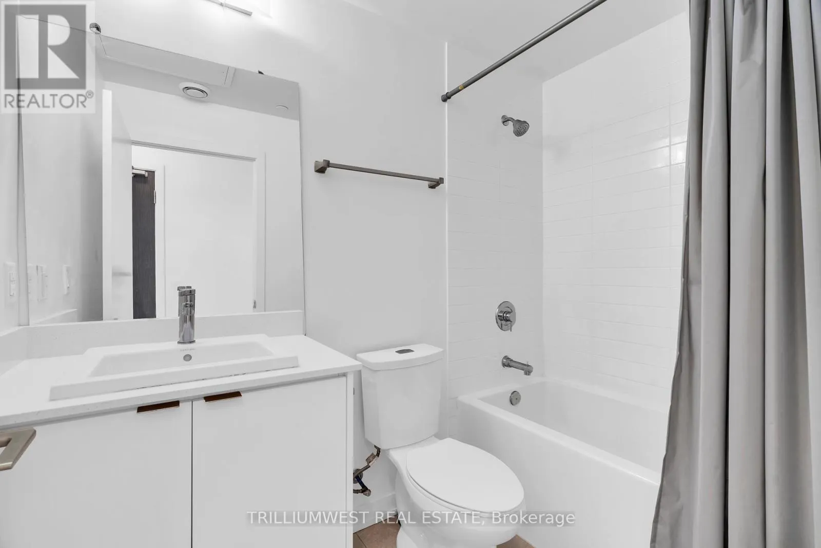 322 - 55 DUKE STREET W
