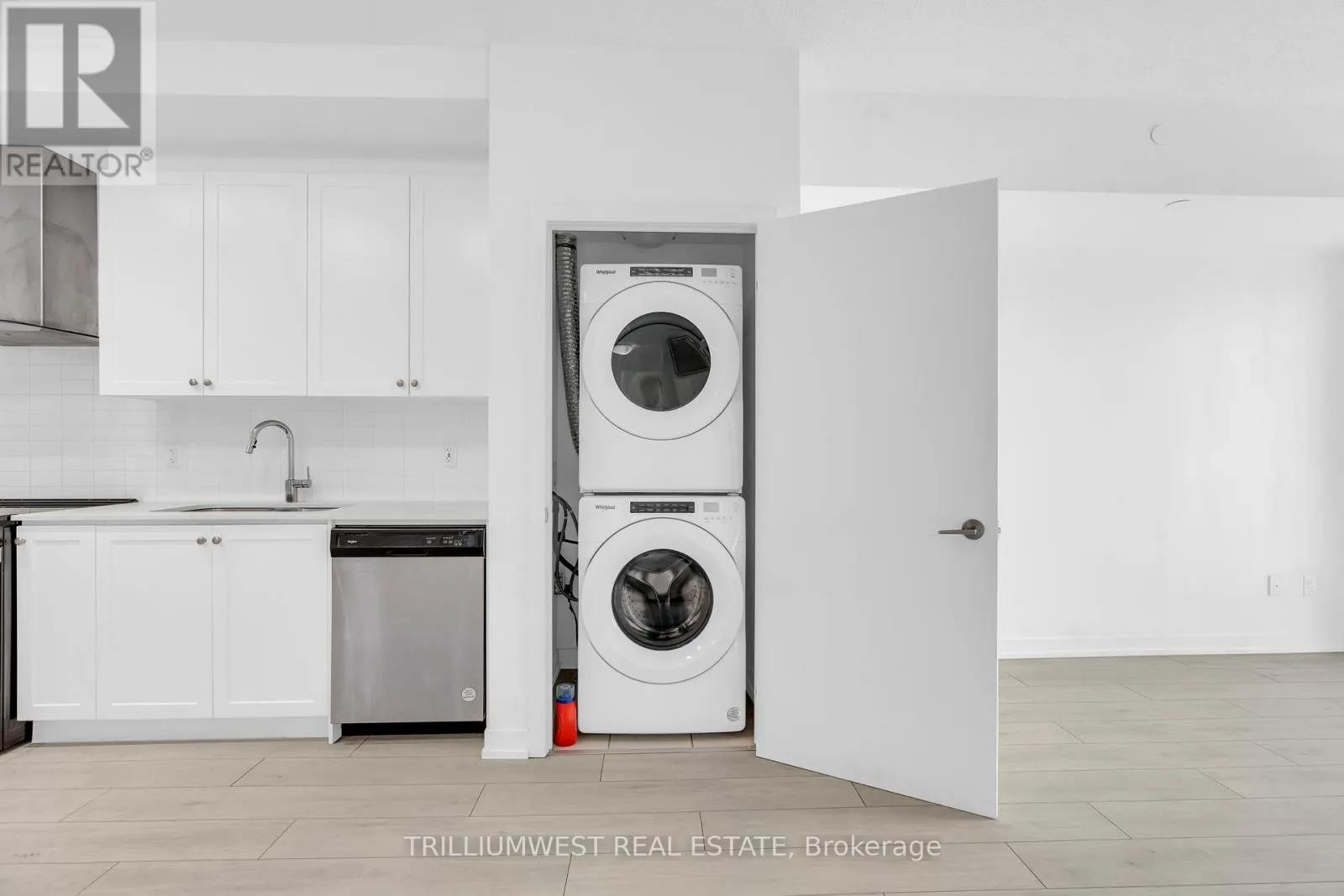 322 - 55 DUKE STREET W