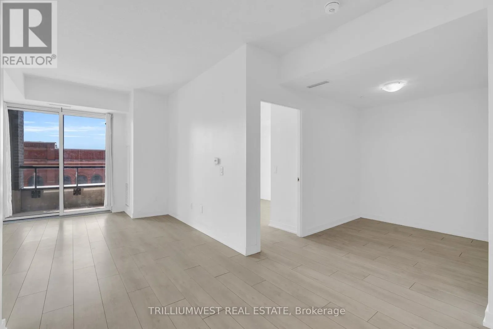 322 - 55 DUKE STREET W