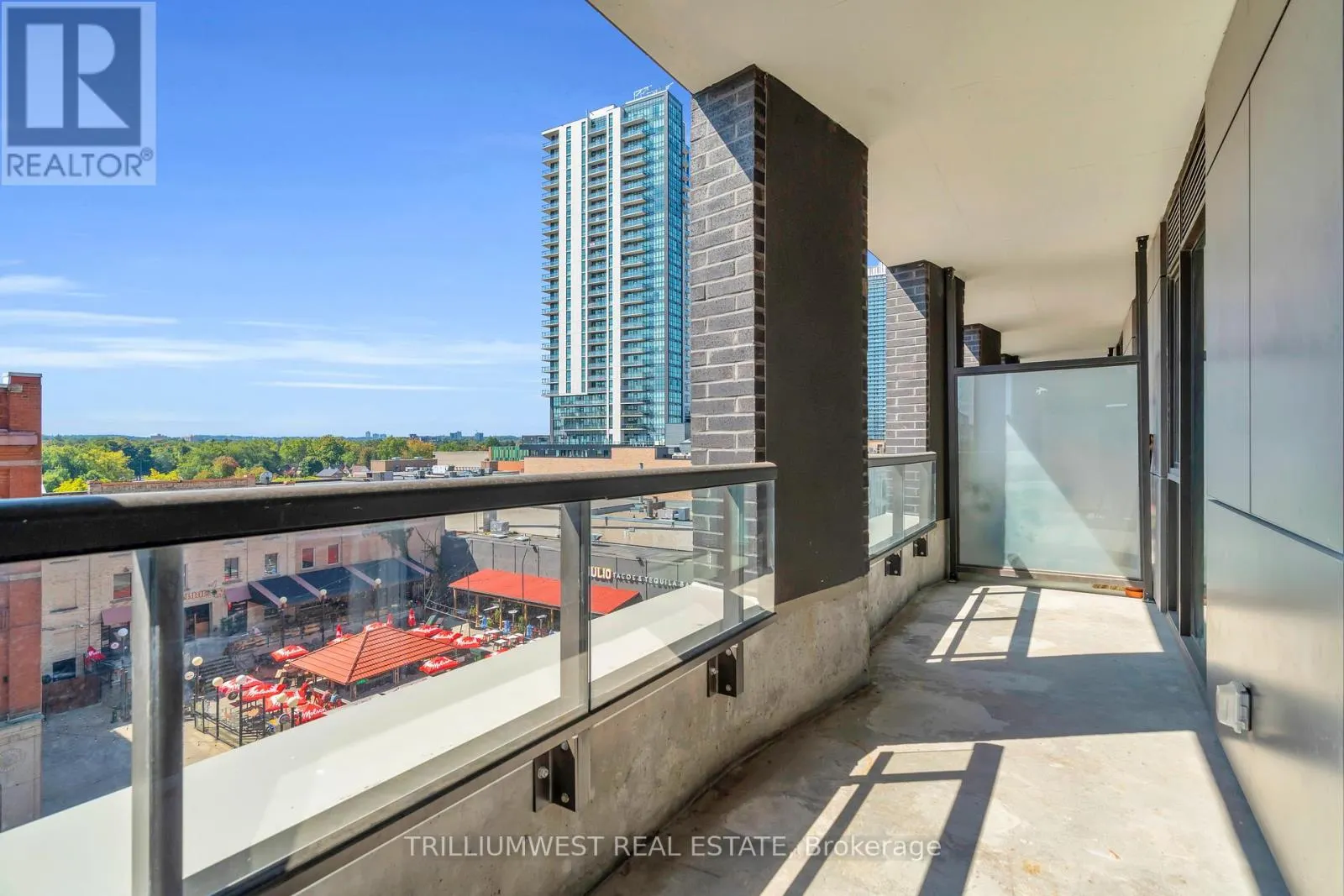 322 - 55 DUKE STREET W