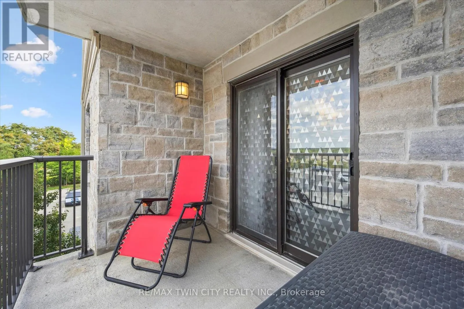 301 - 776 LAURELWOOD DRIVE