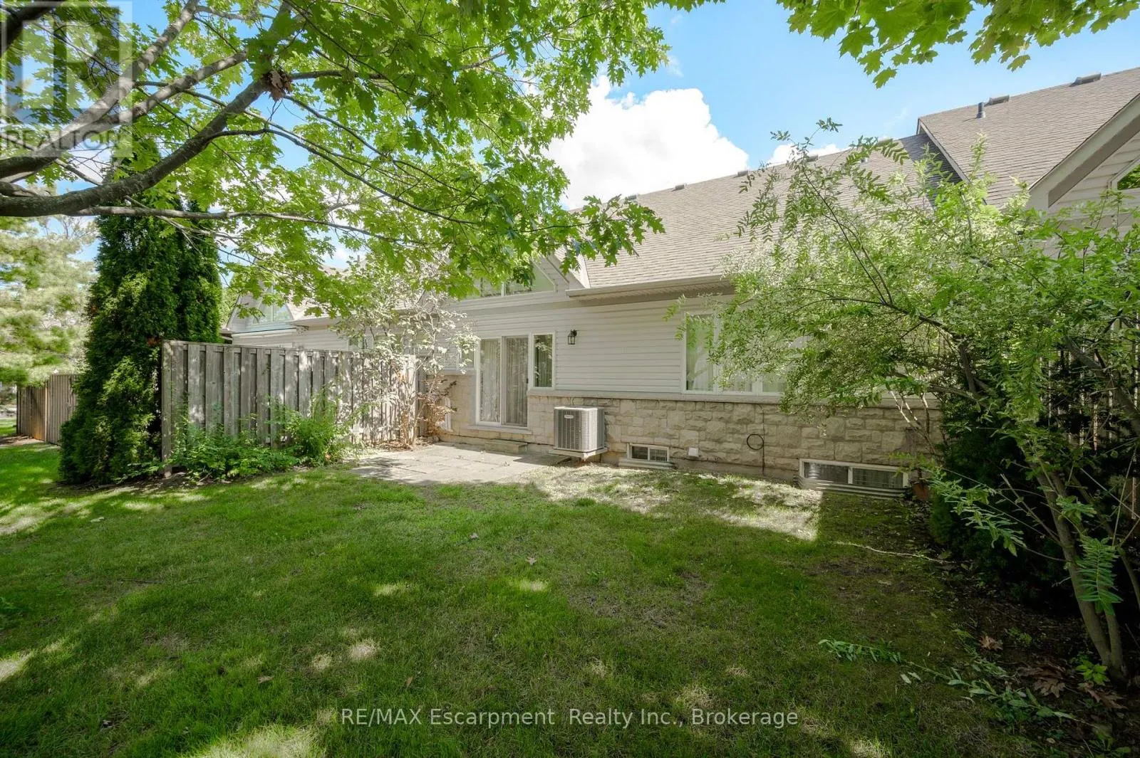 18 - 212 STONEHENGE DRIVE, #18