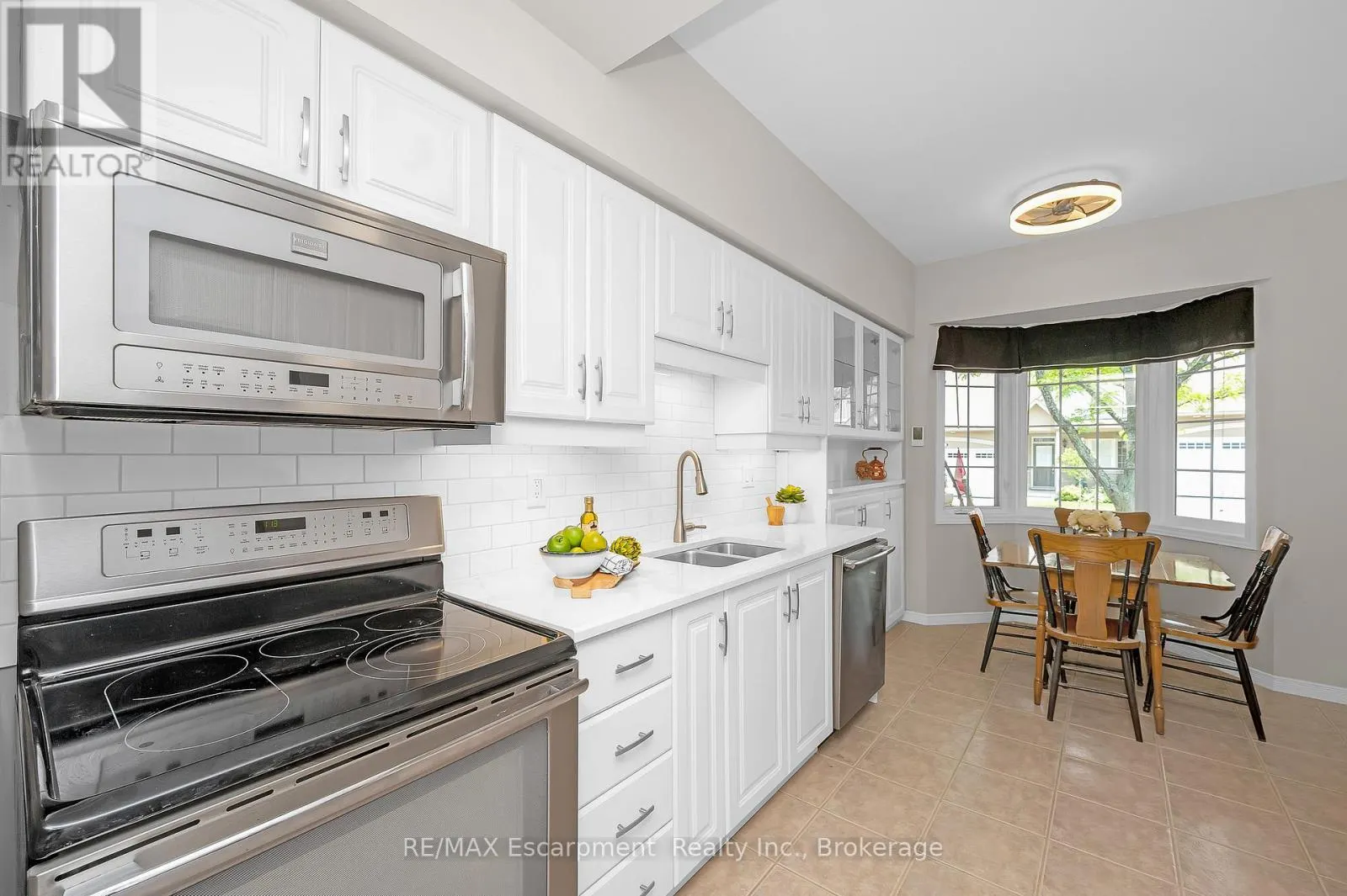 18 - 212 STONEHENGE DRIVE, #18