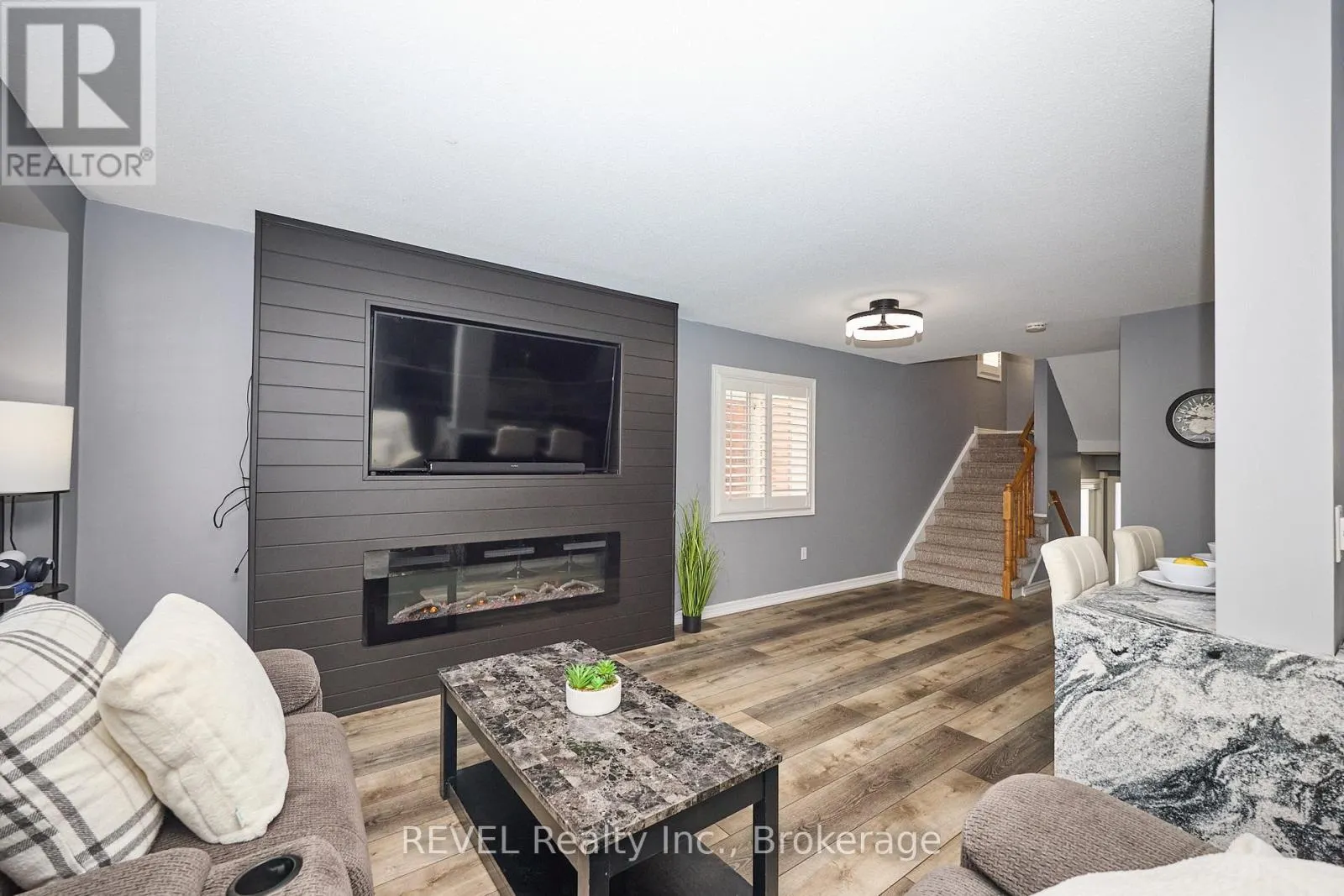 4 - 334 MAIN STREET E, #4
