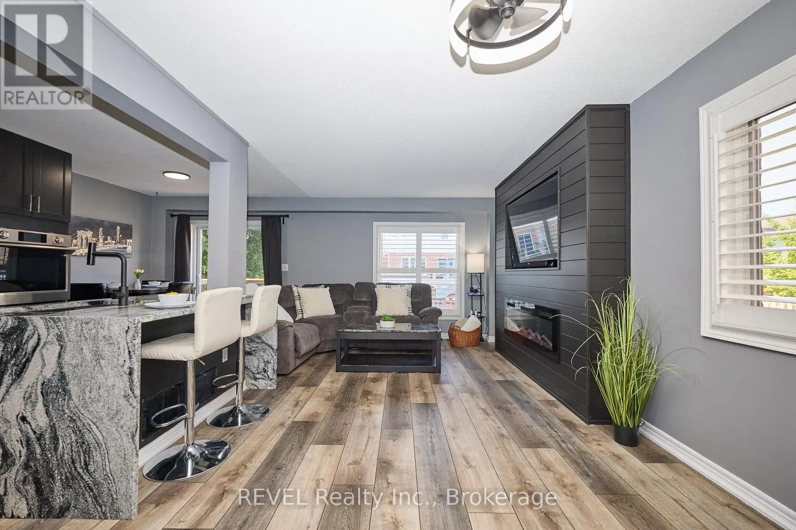 4 - 334 MAIN STREET E, #4