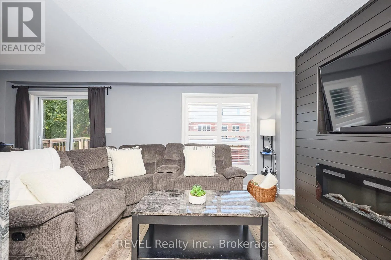 4 - 334 MAIN STREET E, #4