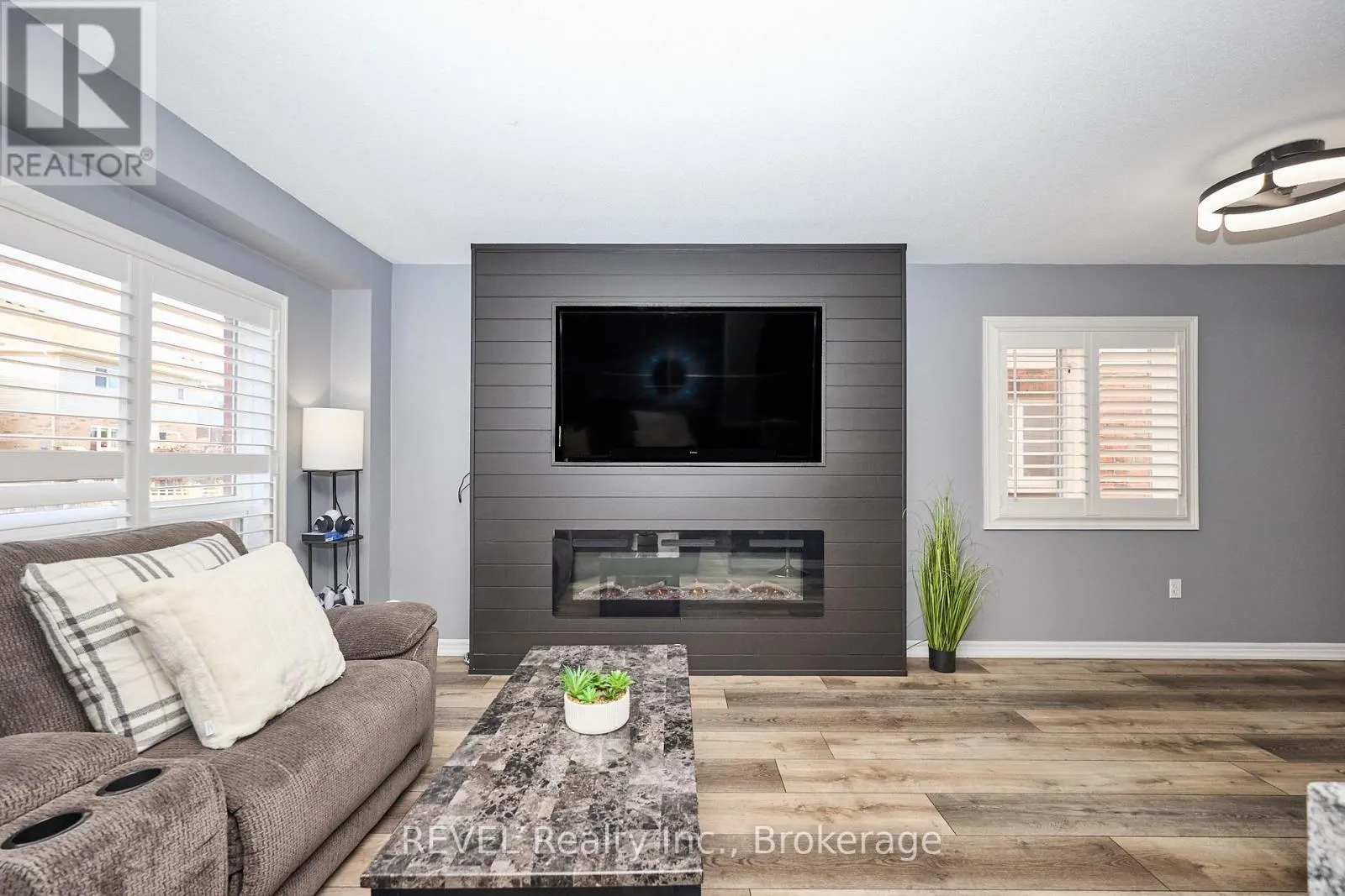 4 - 334 MAIN STREET E, #4