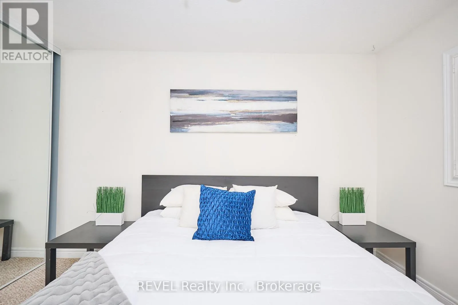 4 - 334 MAIN STREET E, #4