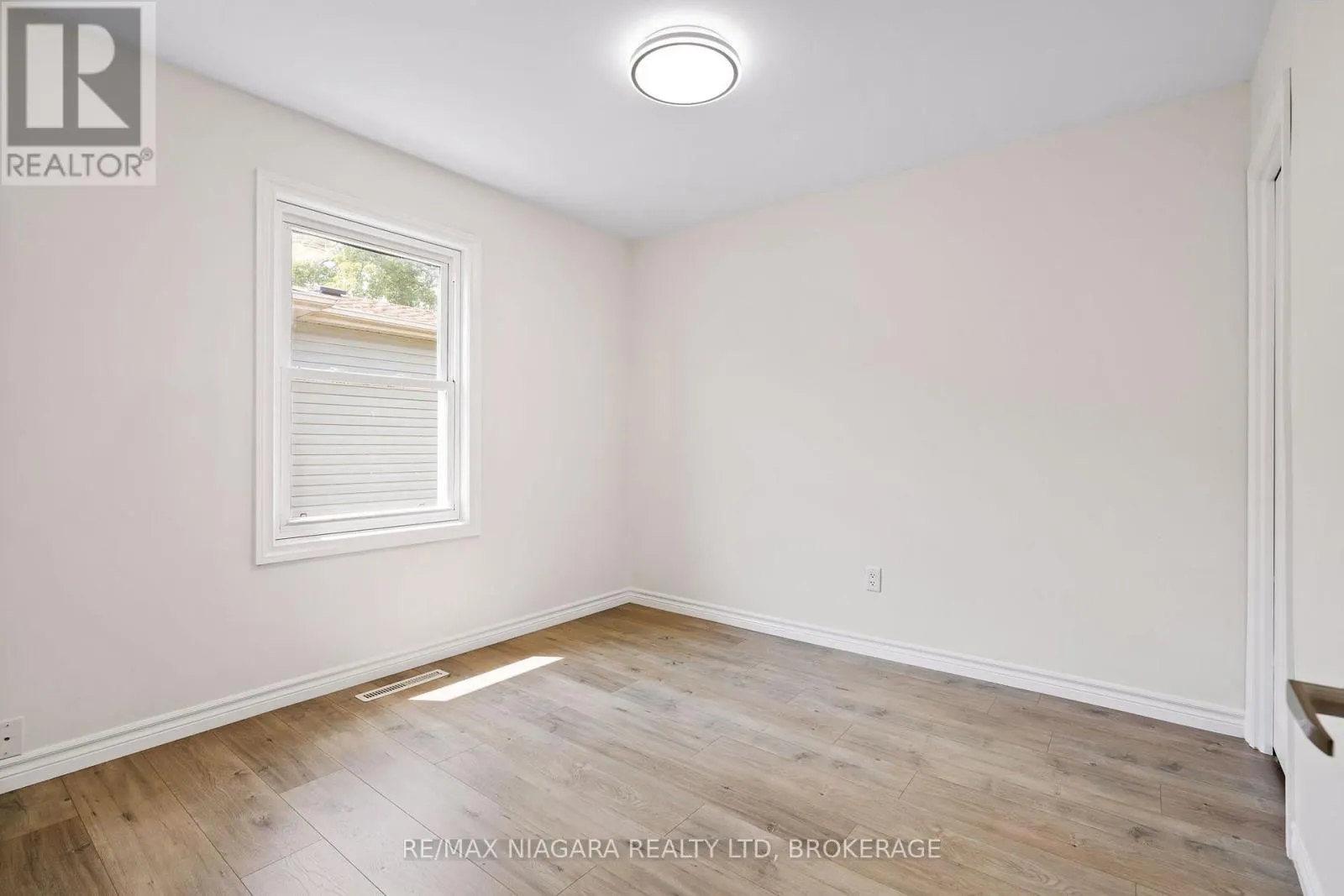 53 COLLIER ROAD S