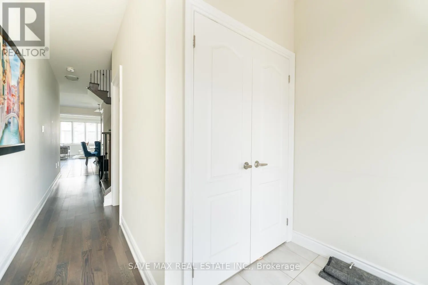 6 AMOS AVENUE