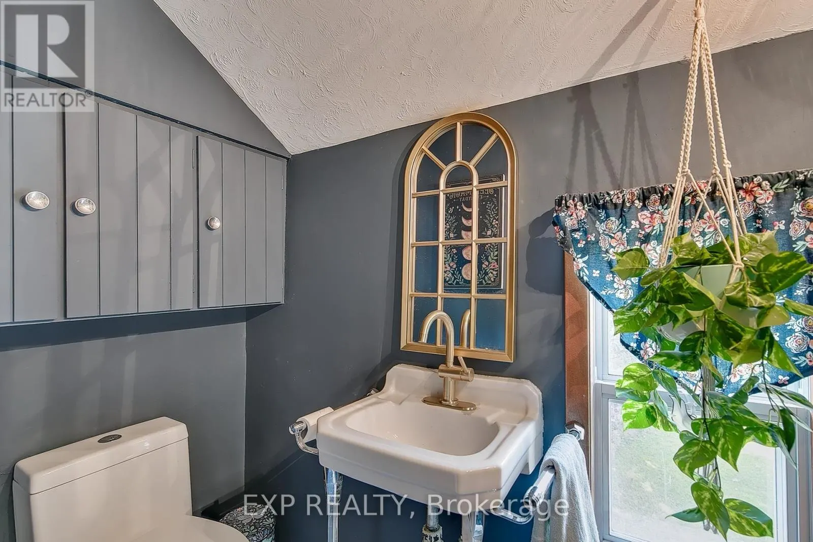 84 ABSALOM STREET W