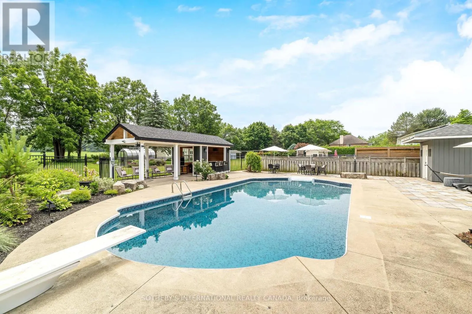 10 MEANDER CLOSE