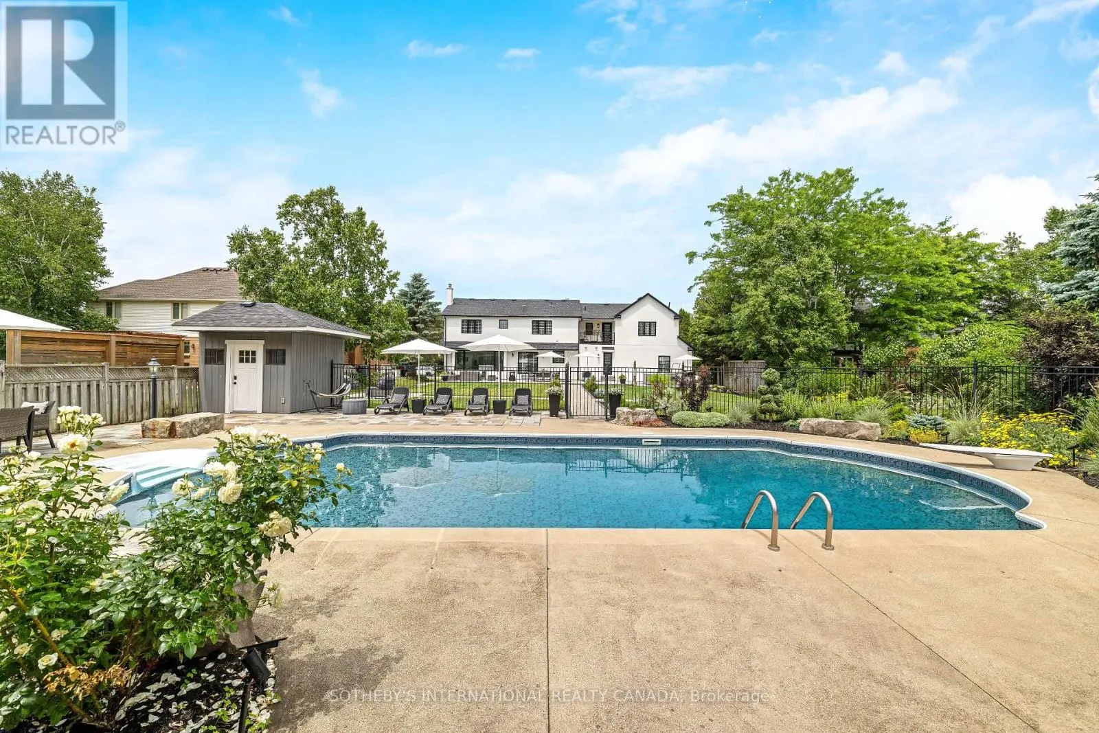 10 MEANDER CLOSE