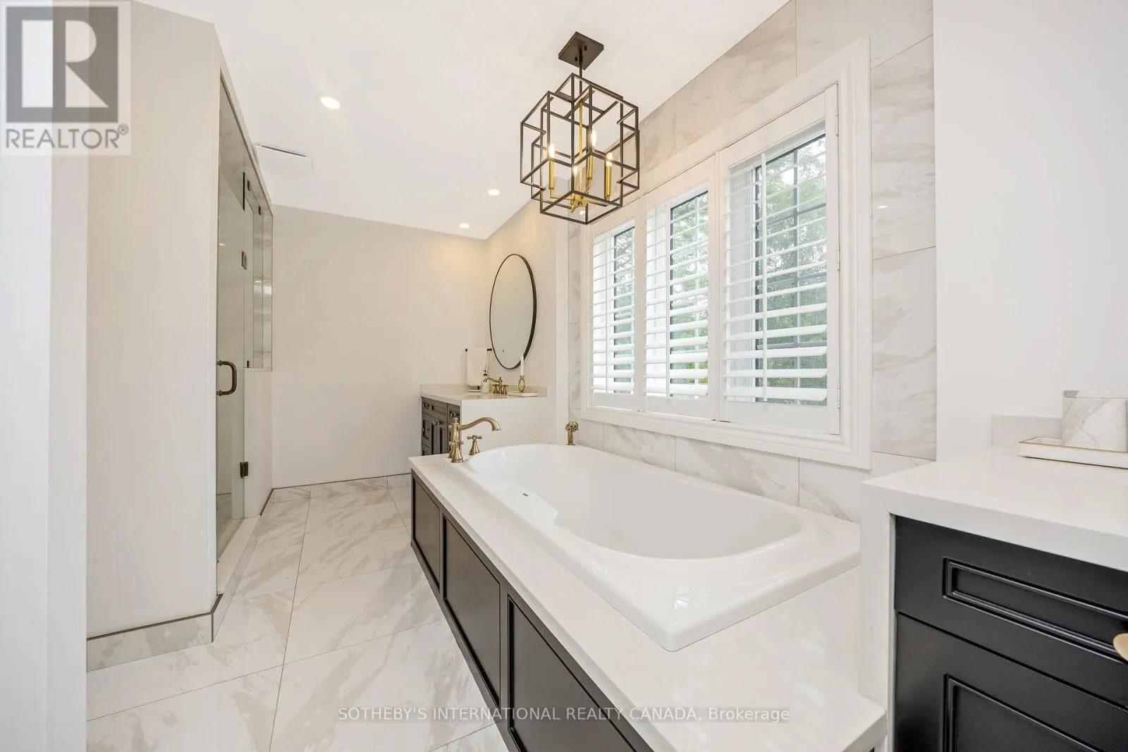 10 MEANDER CLOSE