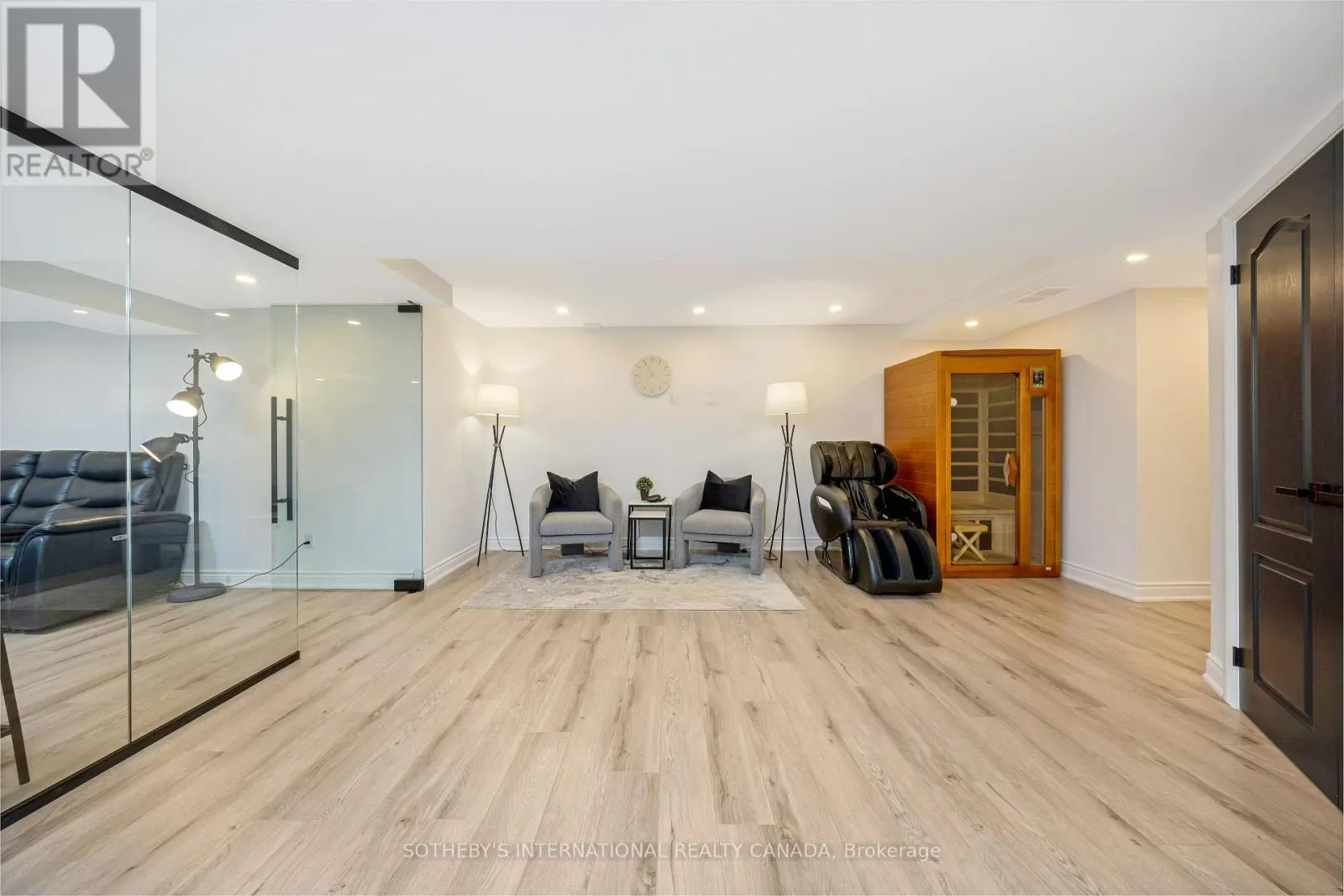 10 MEANDER CLOSE