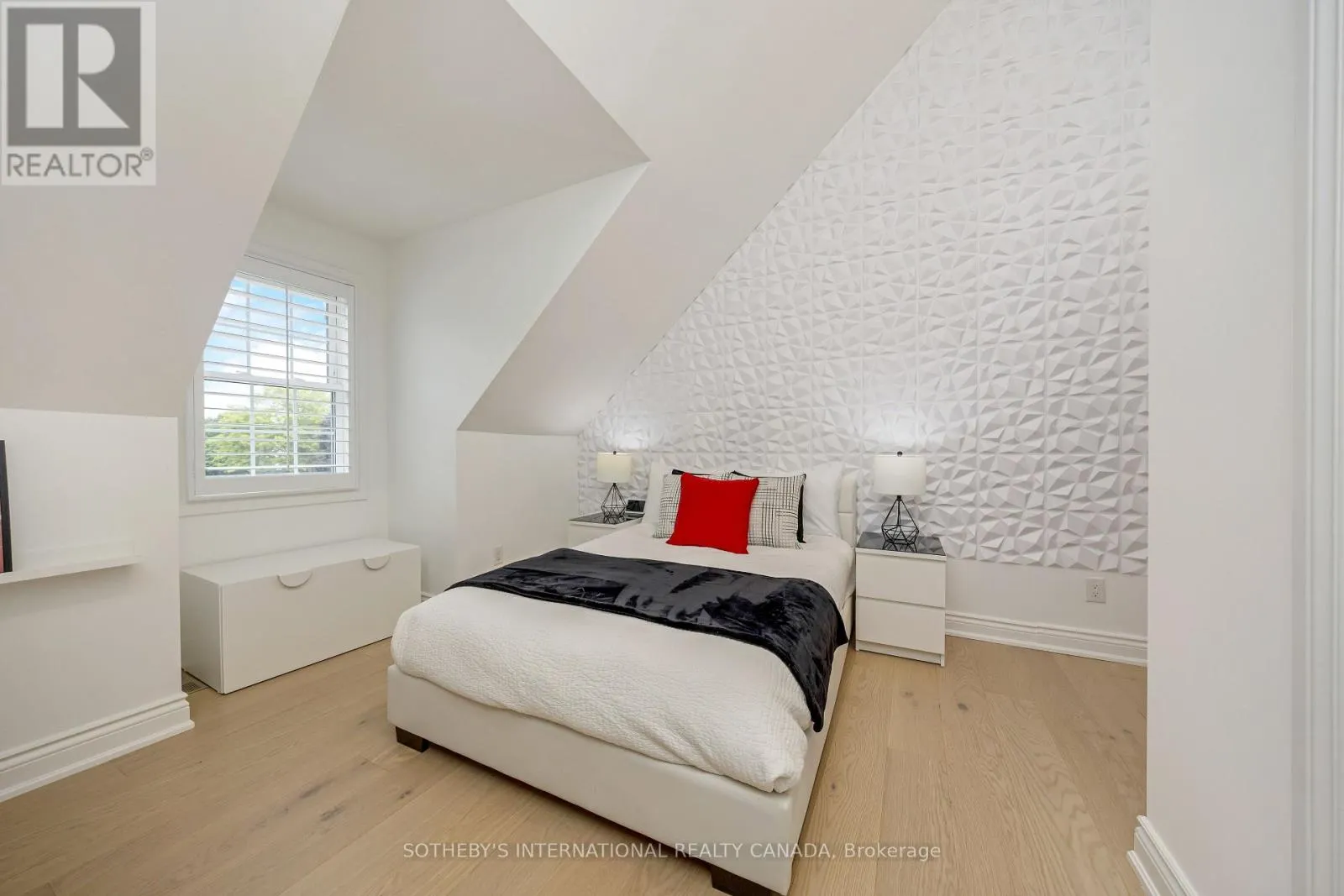 10 MEANDER CLOSE