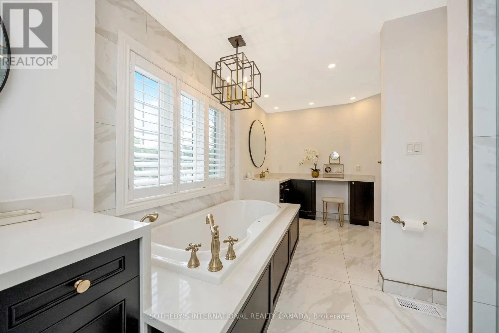 10 MEANDER CLOSE