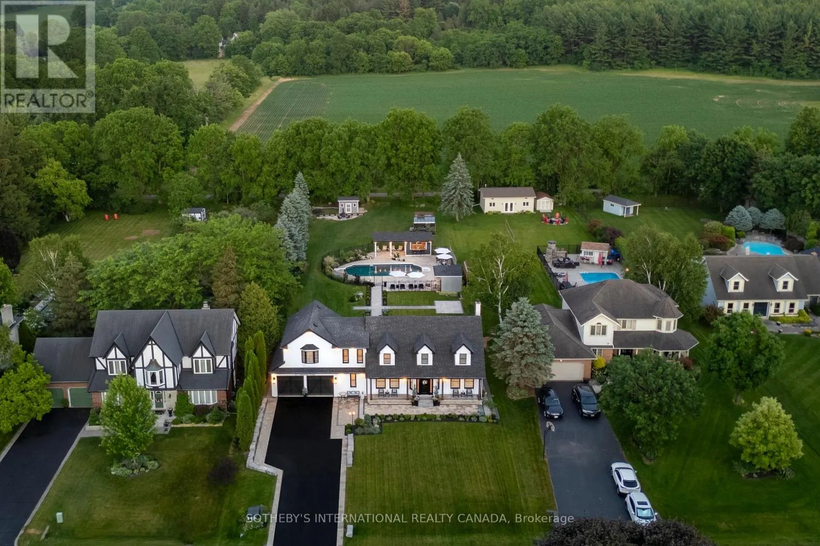 10 MEANDER CLOSE