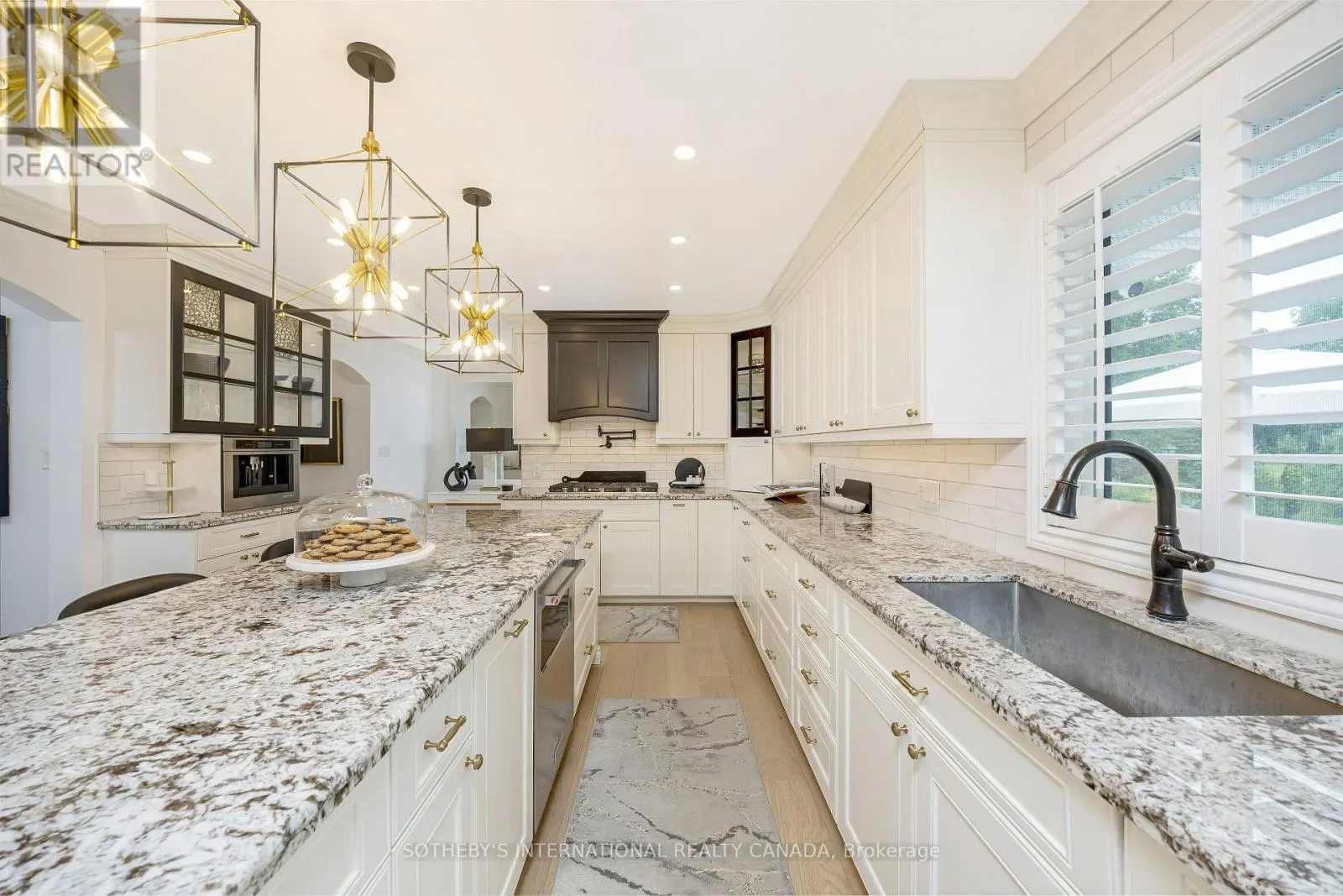 10 MEANDER CLOSE