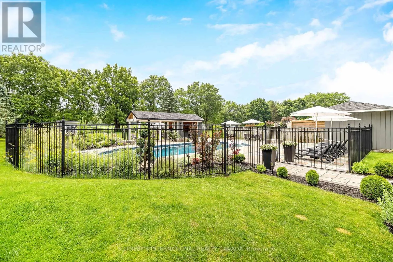 10 MEANDER CLOSE