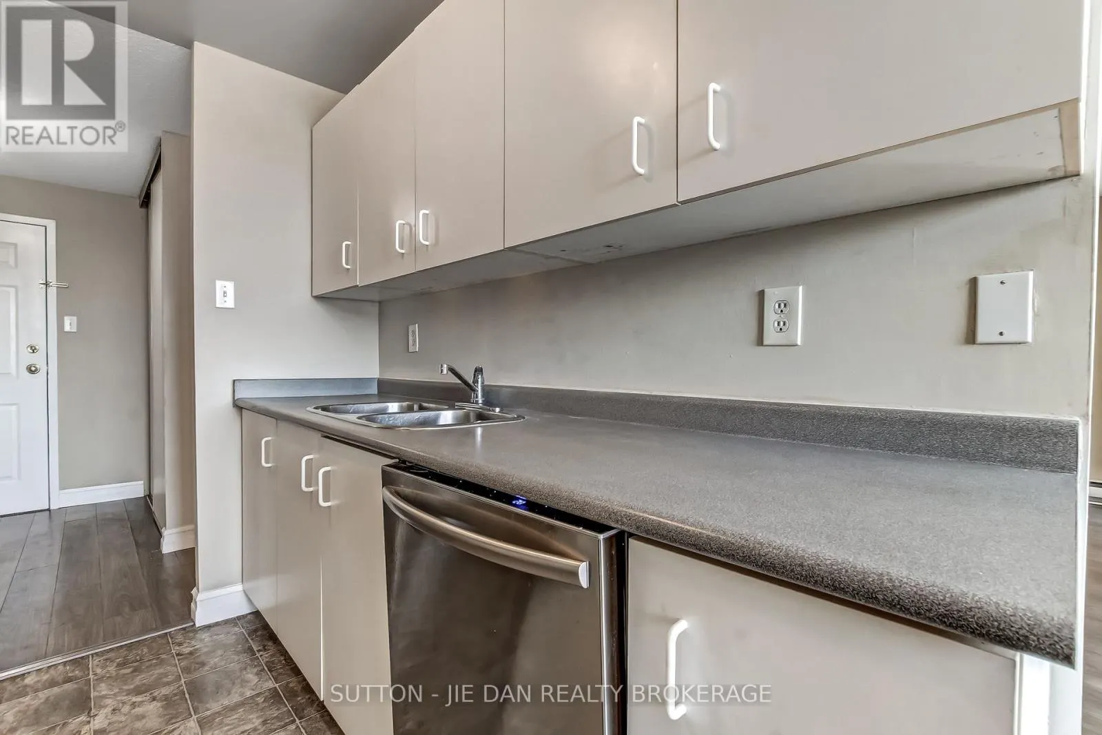 203 - 77 BASE LINE ROAD W, #203