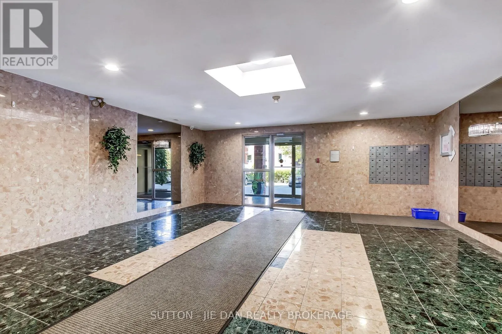 203 - 77 BASE LINE ROAD W, #203
