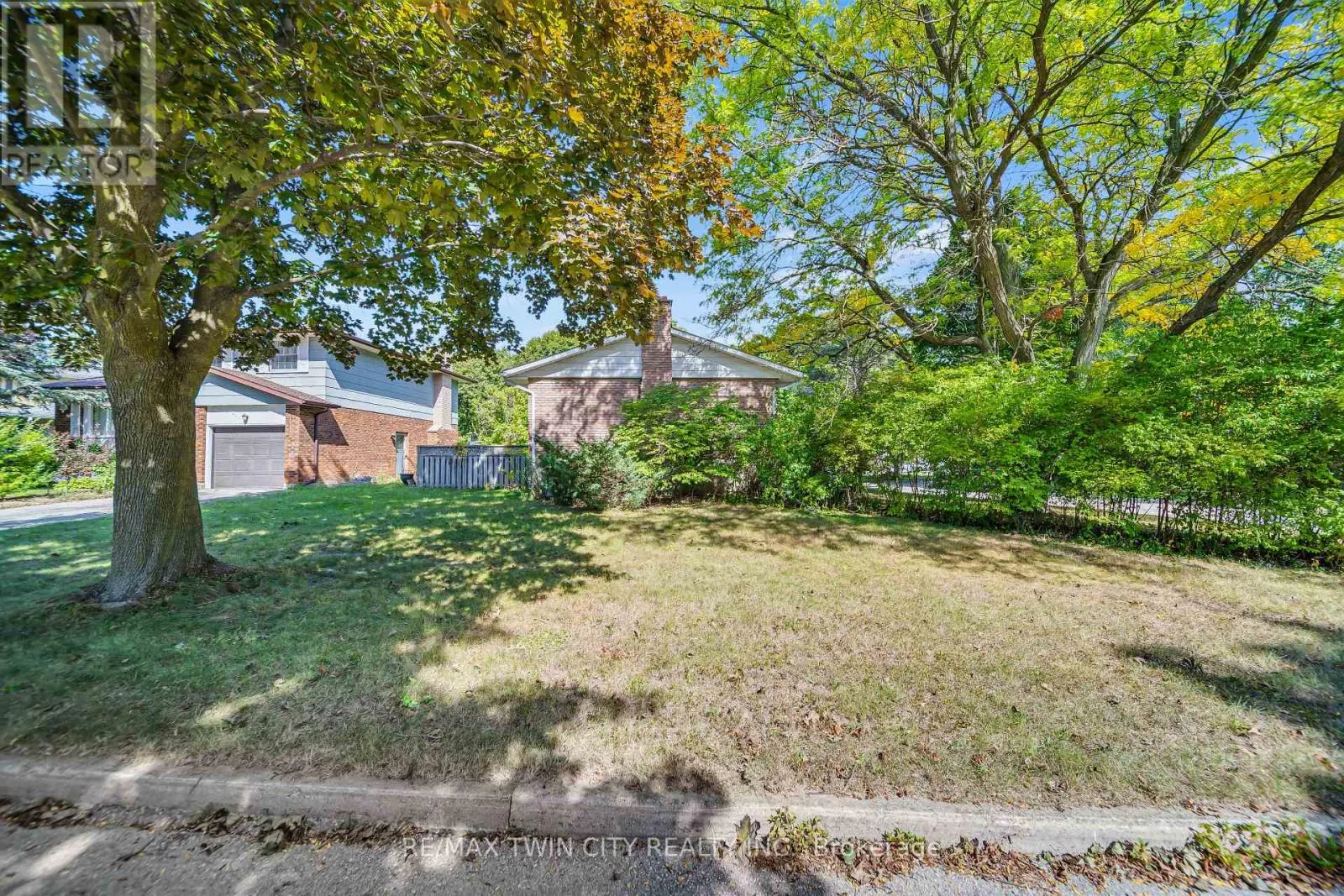 395 MOSSOM PLACE
