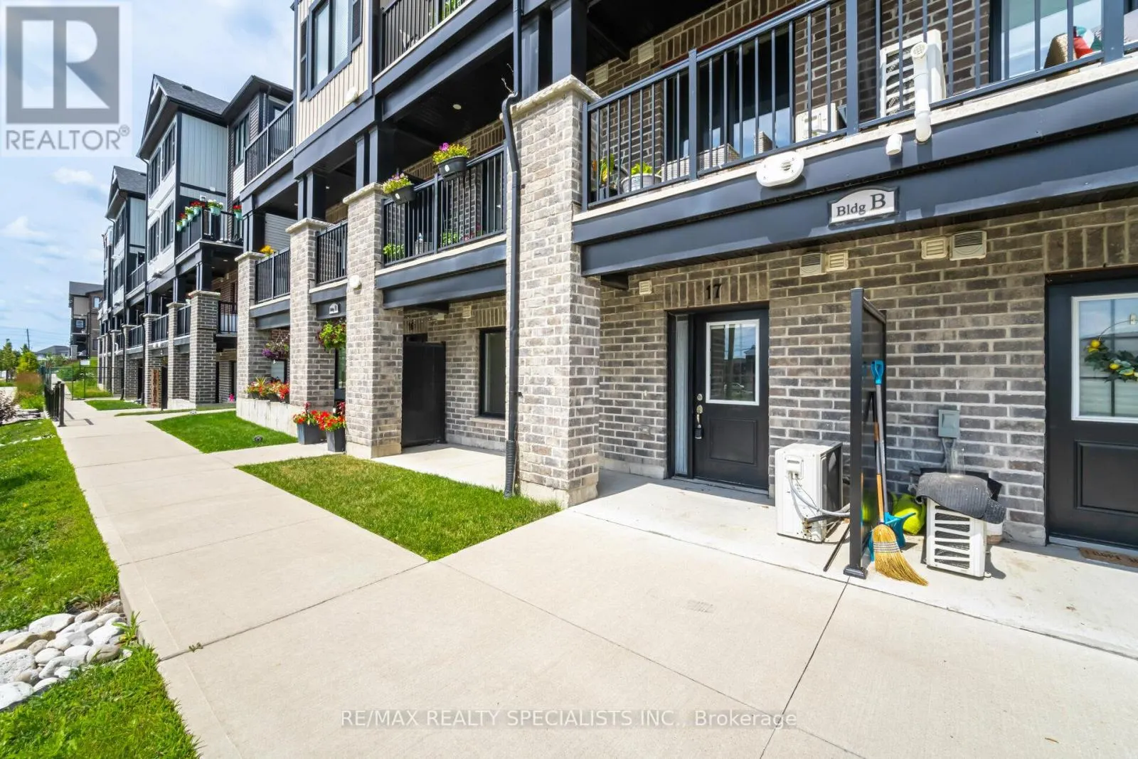 B-17 - 160 ROCHEFORT STREET