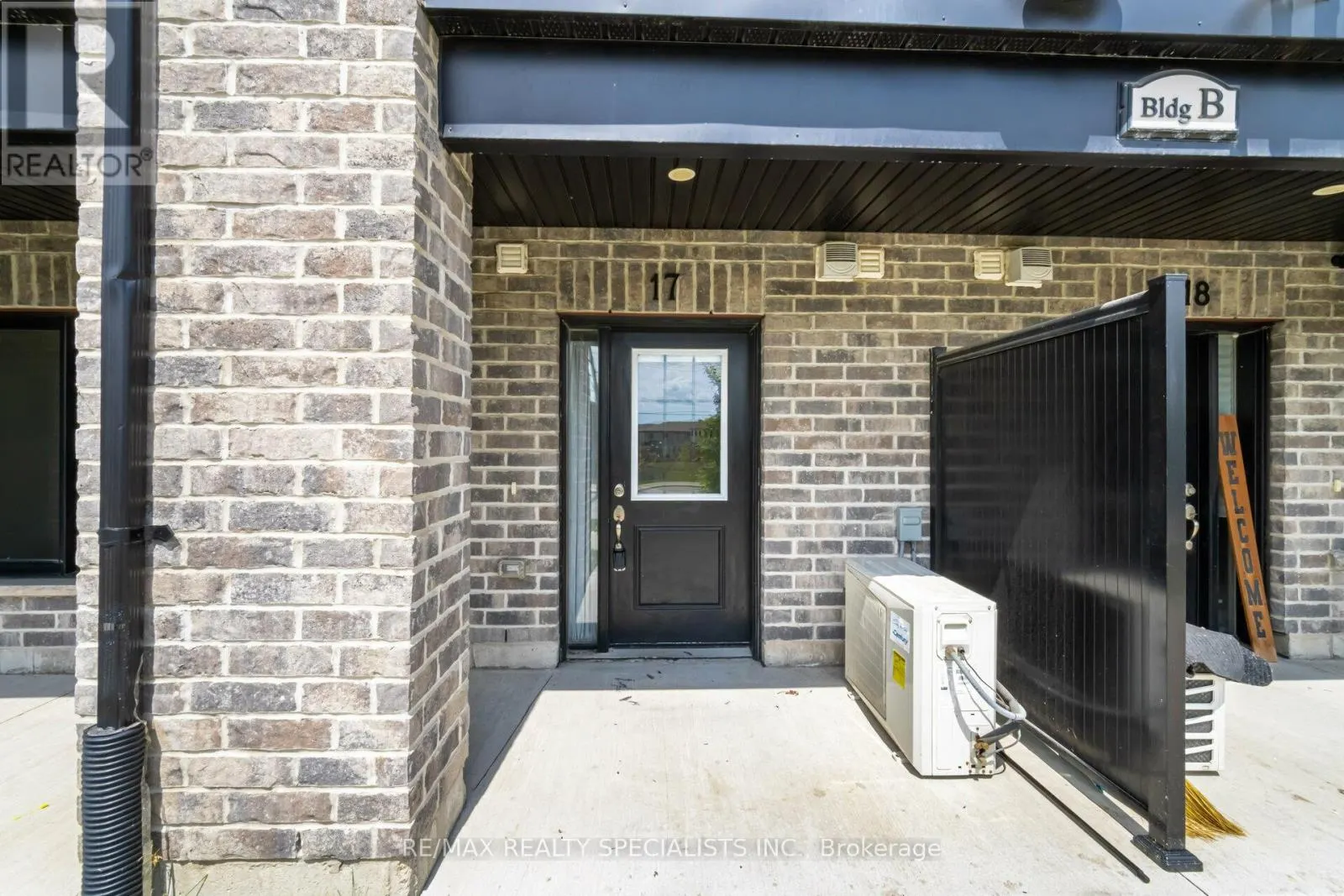 B-17 - 160 ROCHEFORT STREET