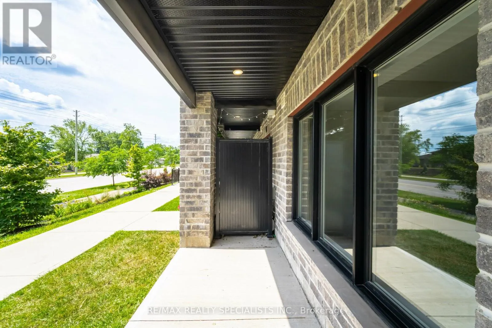 B-17 - 160 ROCHEFORT STREET