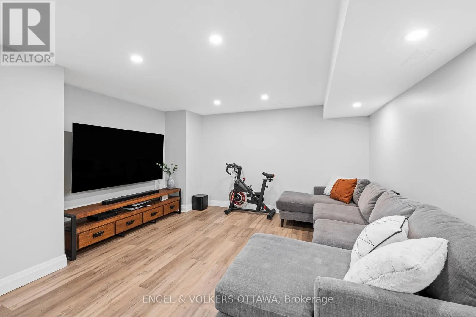 416 VENDEVALE AVENUE