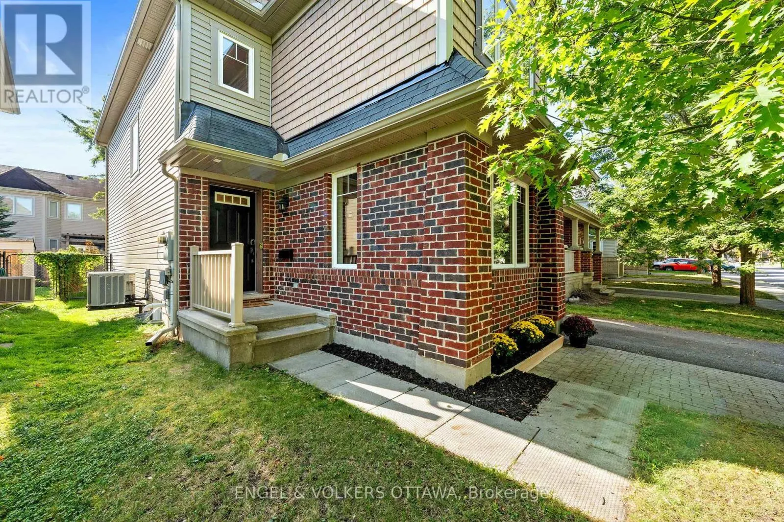 416 VENDEVALE AVENUE