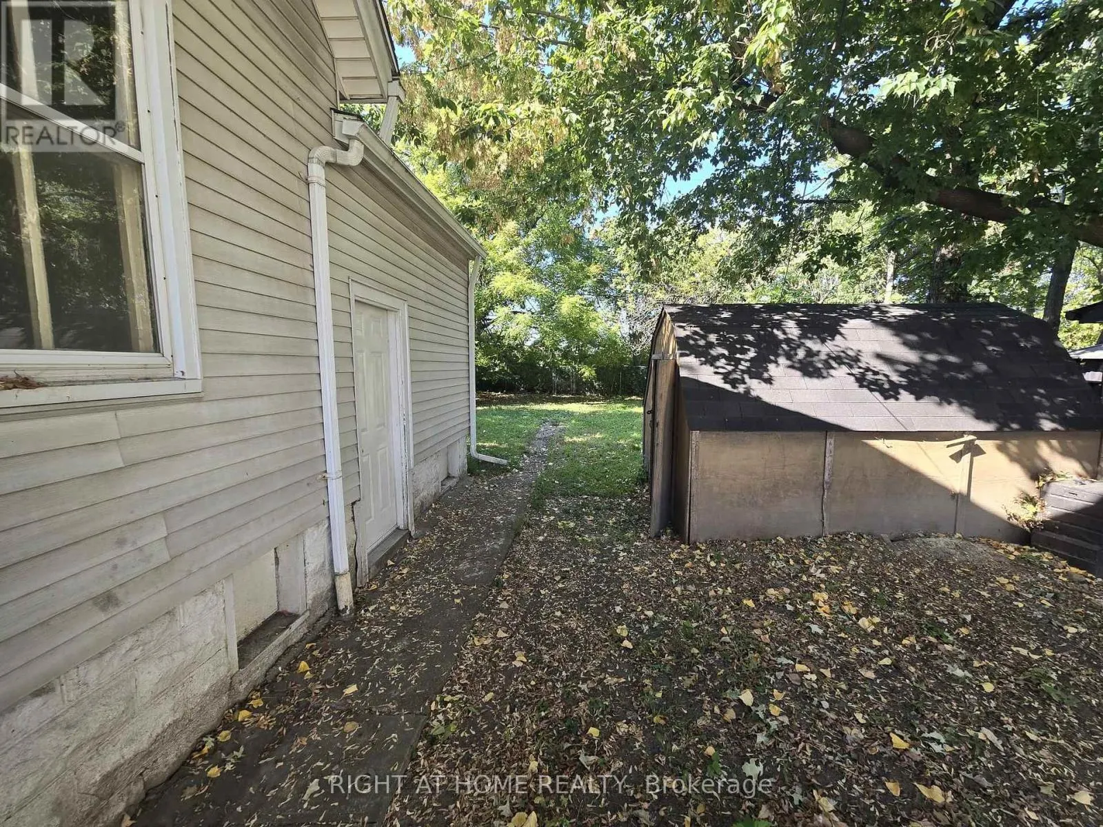 939 WELLINGTON STREET