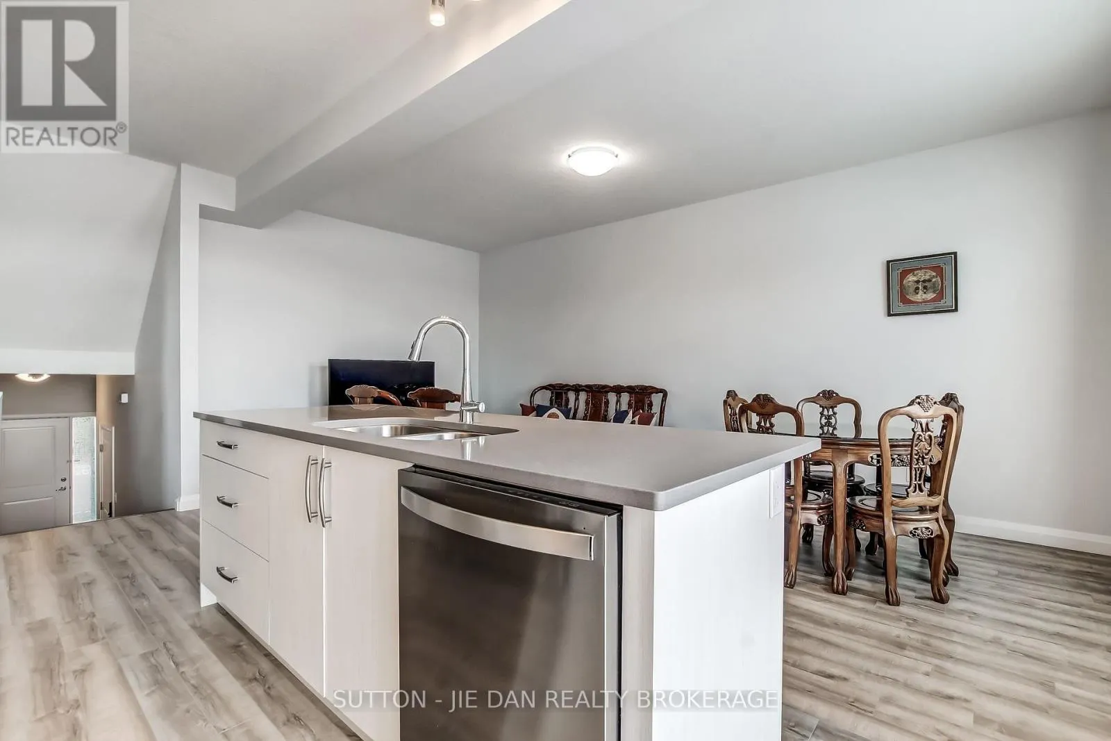 2 - 819 KLEINBURG DRIVE, #2