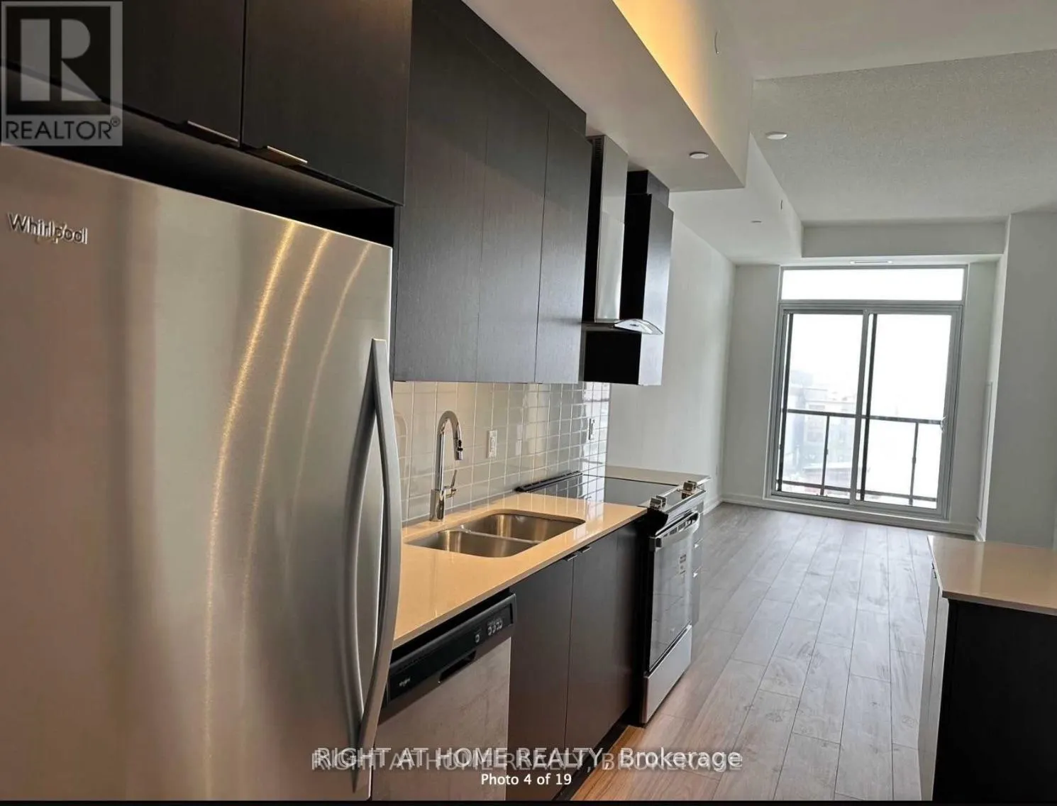 415 - 55 DUKE STREET W