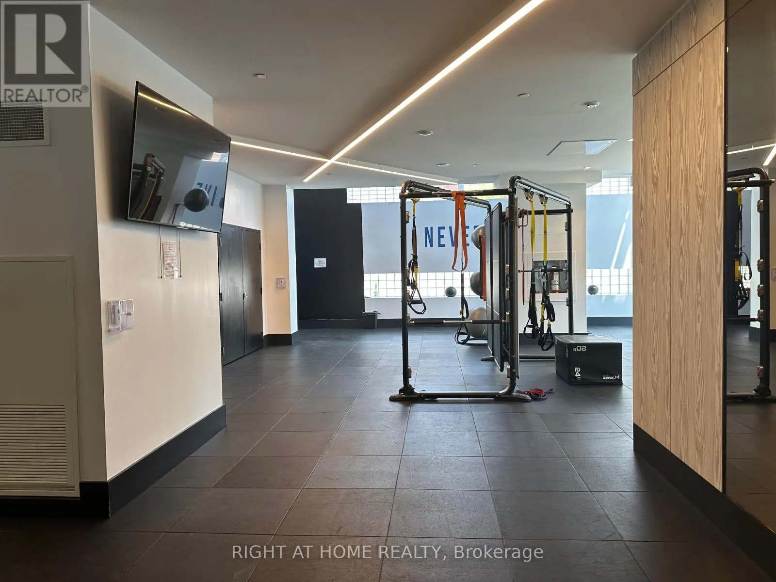 415 - 55 DUKE STREET W