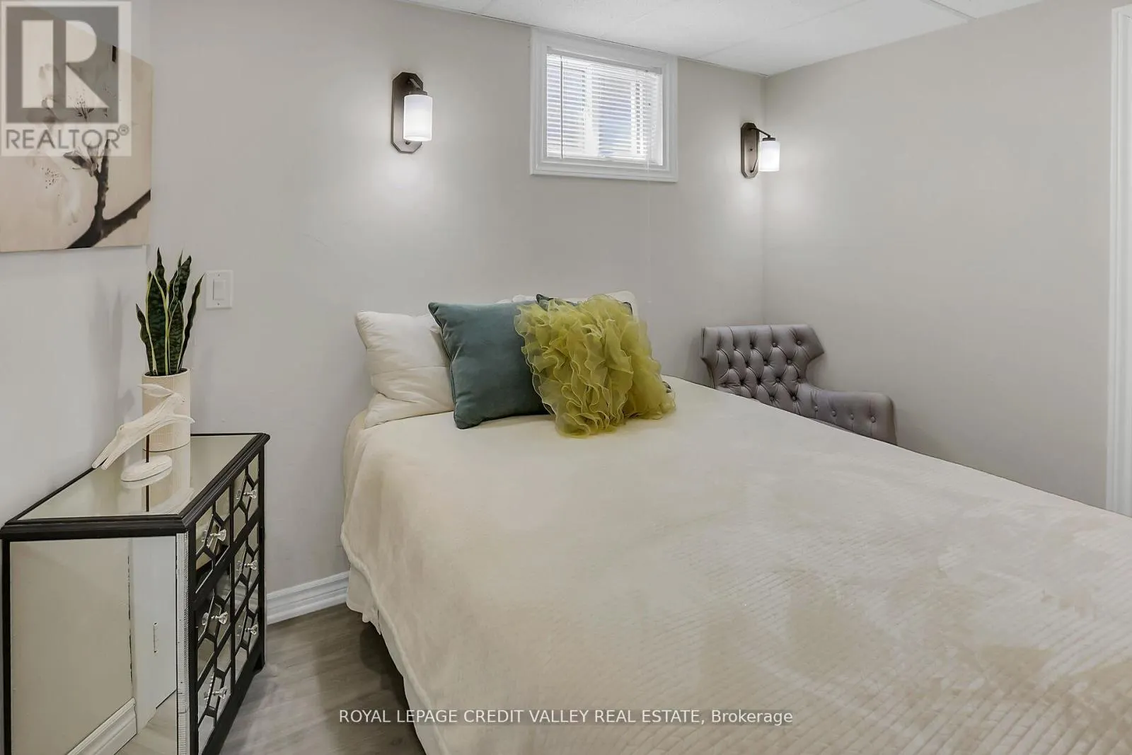 11 JEFFERSON COURT W