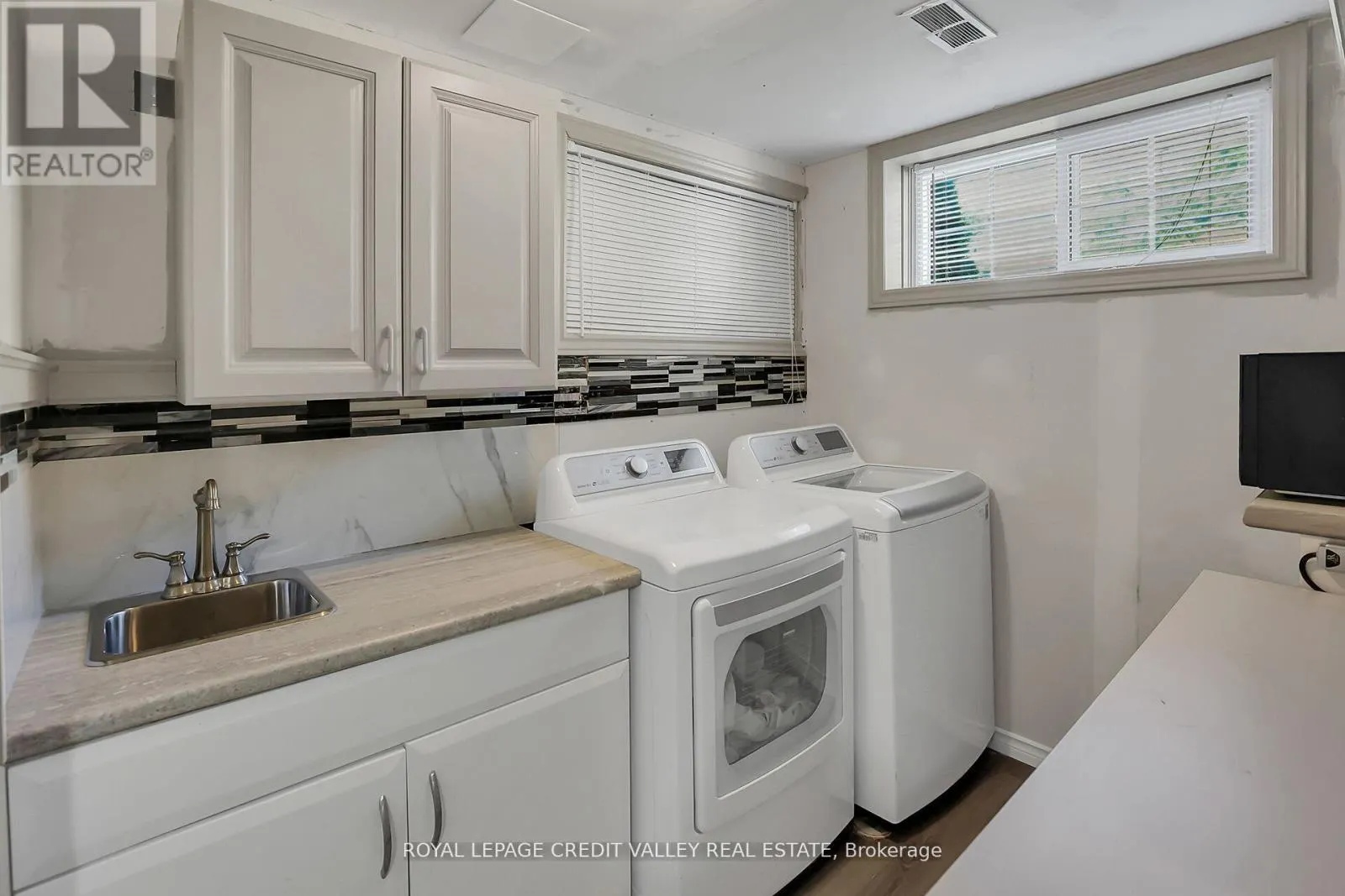 11 JEFFERSON COURT W