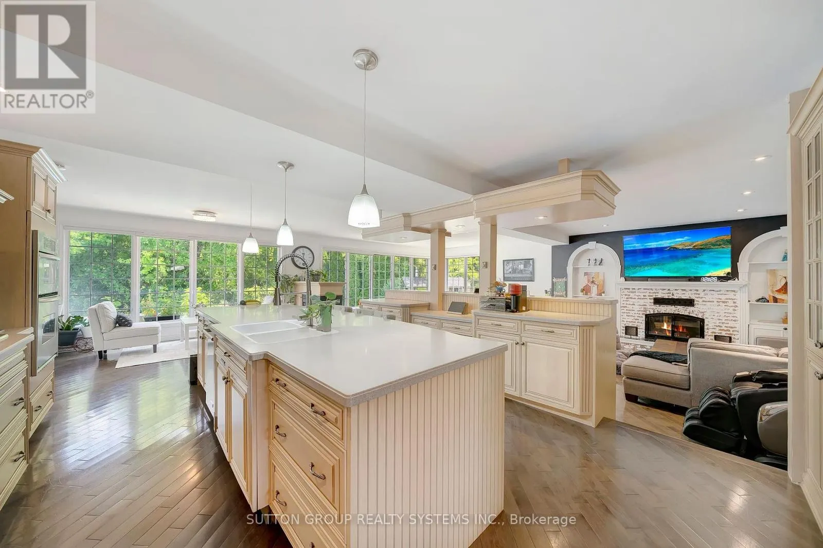 8017 HAMPTON COURT