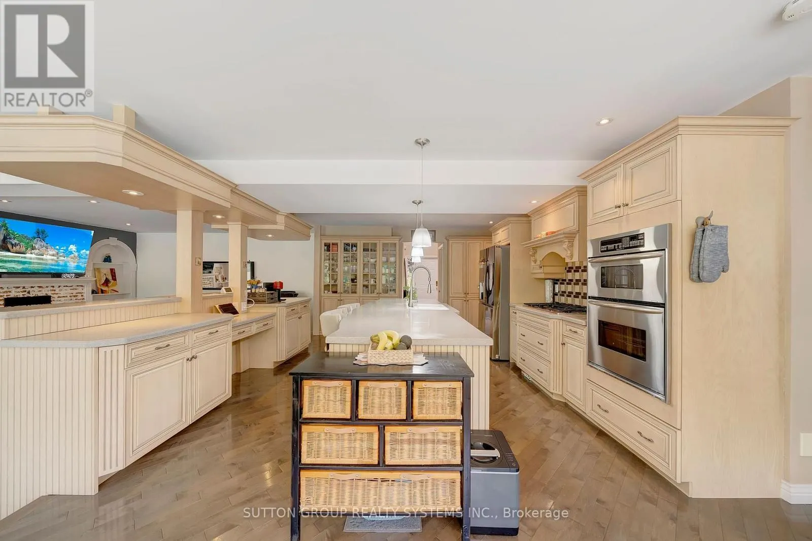 8017 HAMPTON COURT