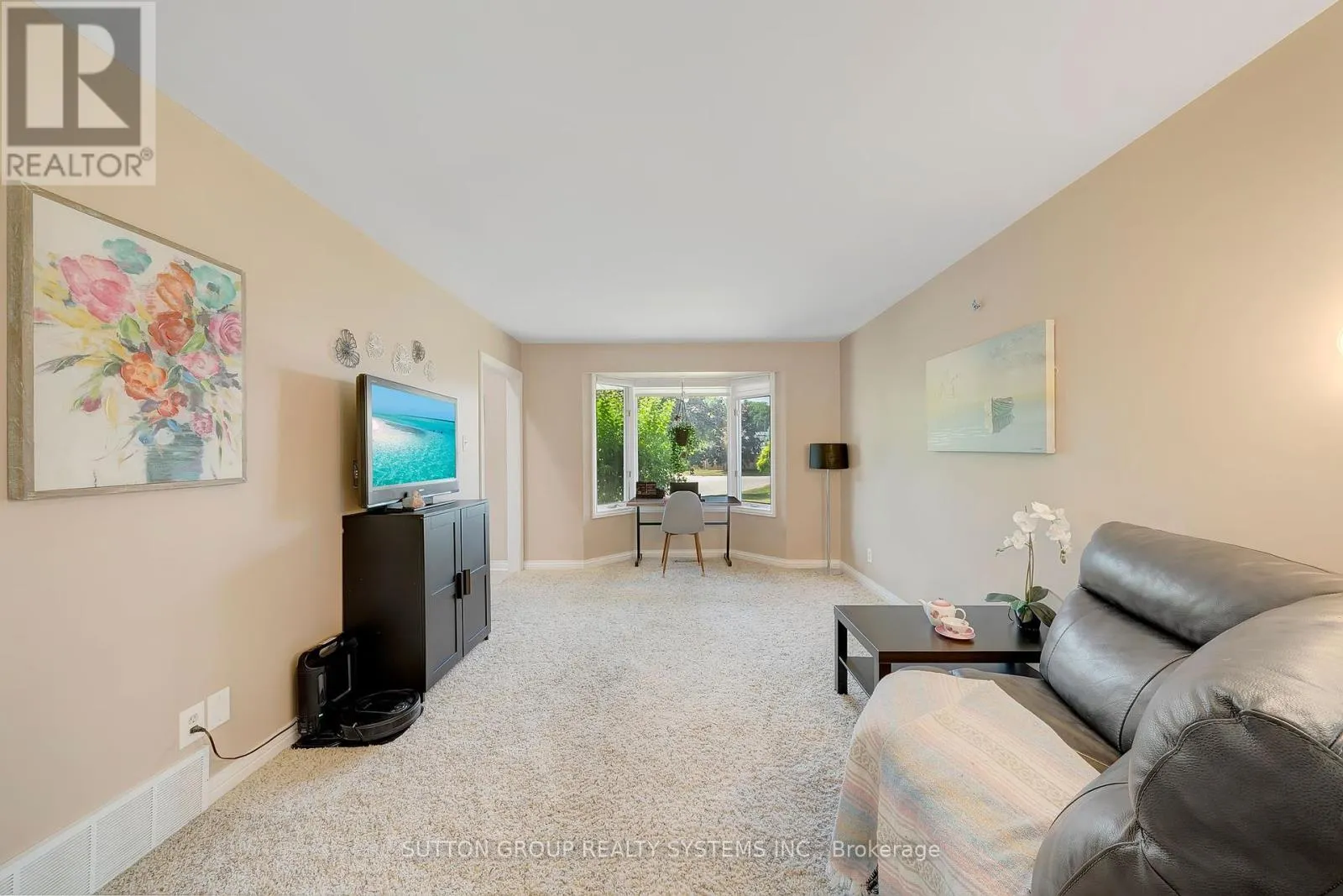 8017 HAMPTON COURT