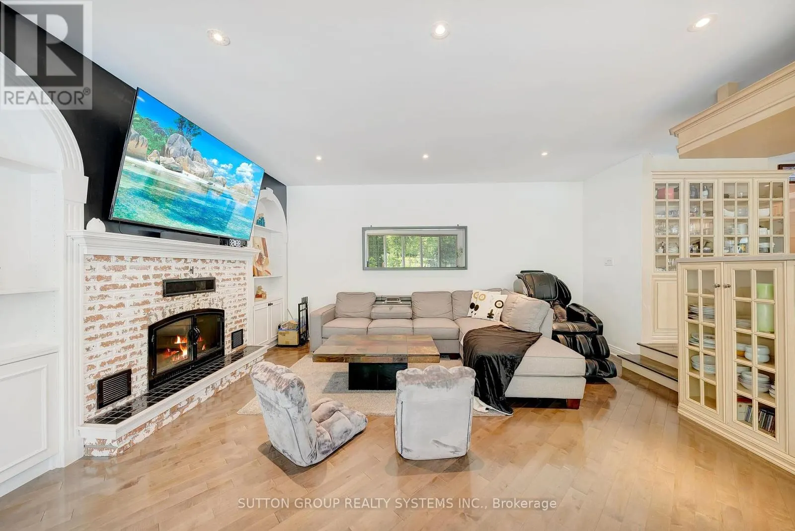 8017 HAMPTON COURT